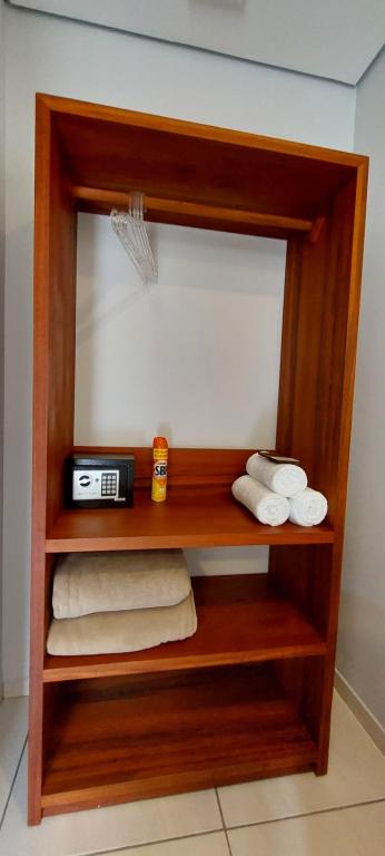 a shelf with towels and a mirror in a bathroom at Pousada das Saíras in Paraty