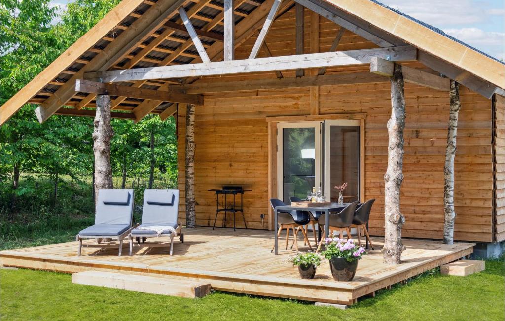 una cabina in legno con tavolo e sedie su una terrazza di Lovely Home In Trs With Wifi a Tårs