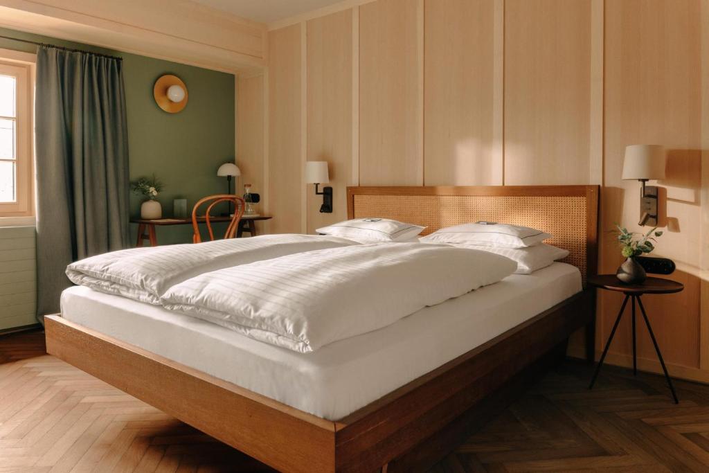 Postel nebo postele na pokoji v ubytování Hirschen - Fine Hotel, Restaurant & Spa
