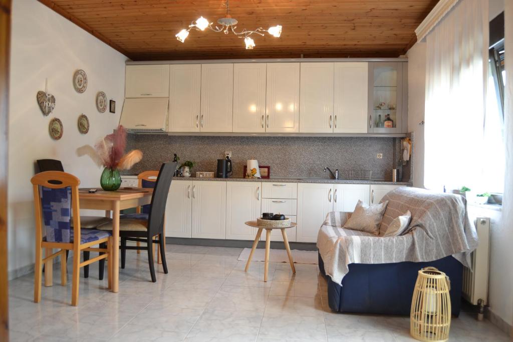 cocina y sala de estar con sofá y mesa en Lazatka flat in capital Chora, en Samotracia