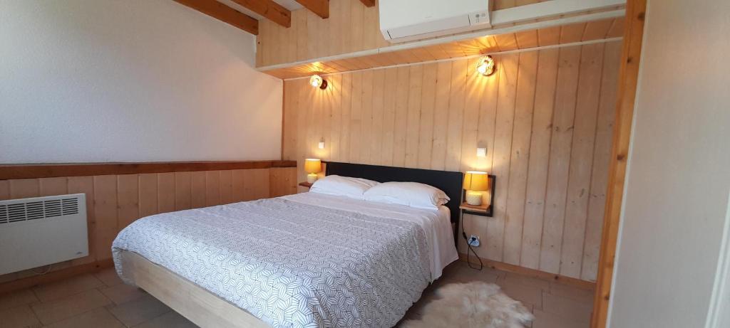 Postel nebo postele na pokoji v ubytování Grange de la Hulotte, gîte 3 étoiles