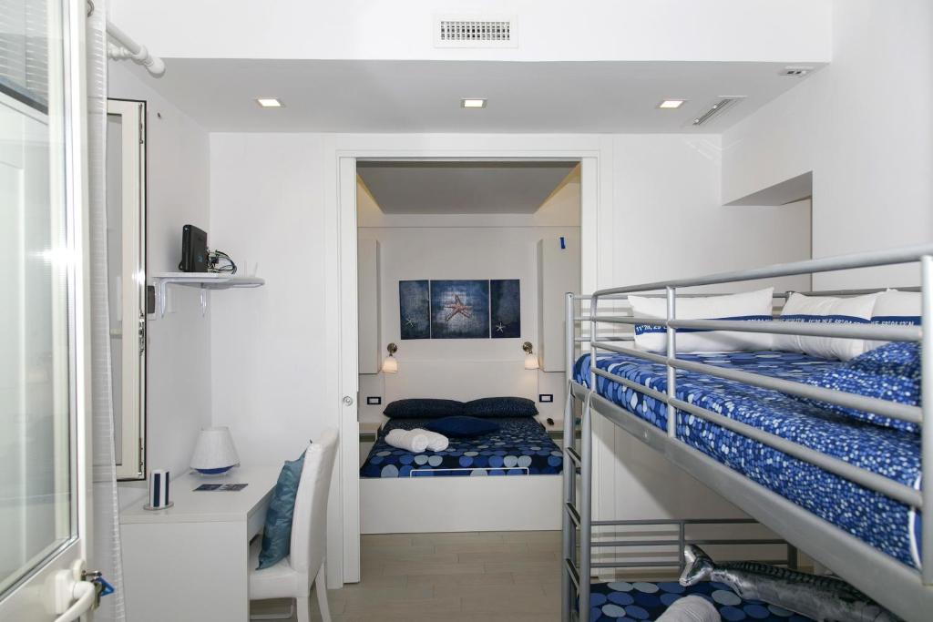 1 Schlafzimmer mit 2 Etagenbetten und 1 Bett in der Unterkunft Rifa b&b in Gaeta