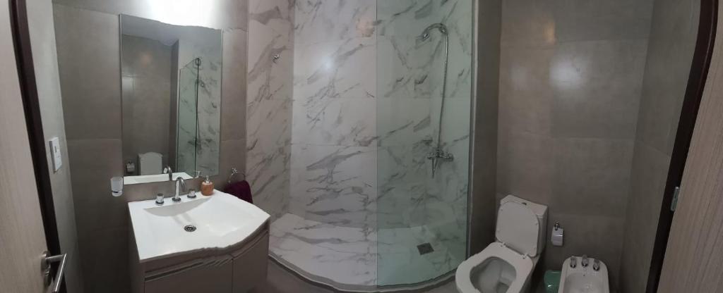 Un baño con ducha, lavabo e inodoro. en DPTO UN DORMITORIO C/COCHERA- CENTRO VILLA MARIA, en Villa María