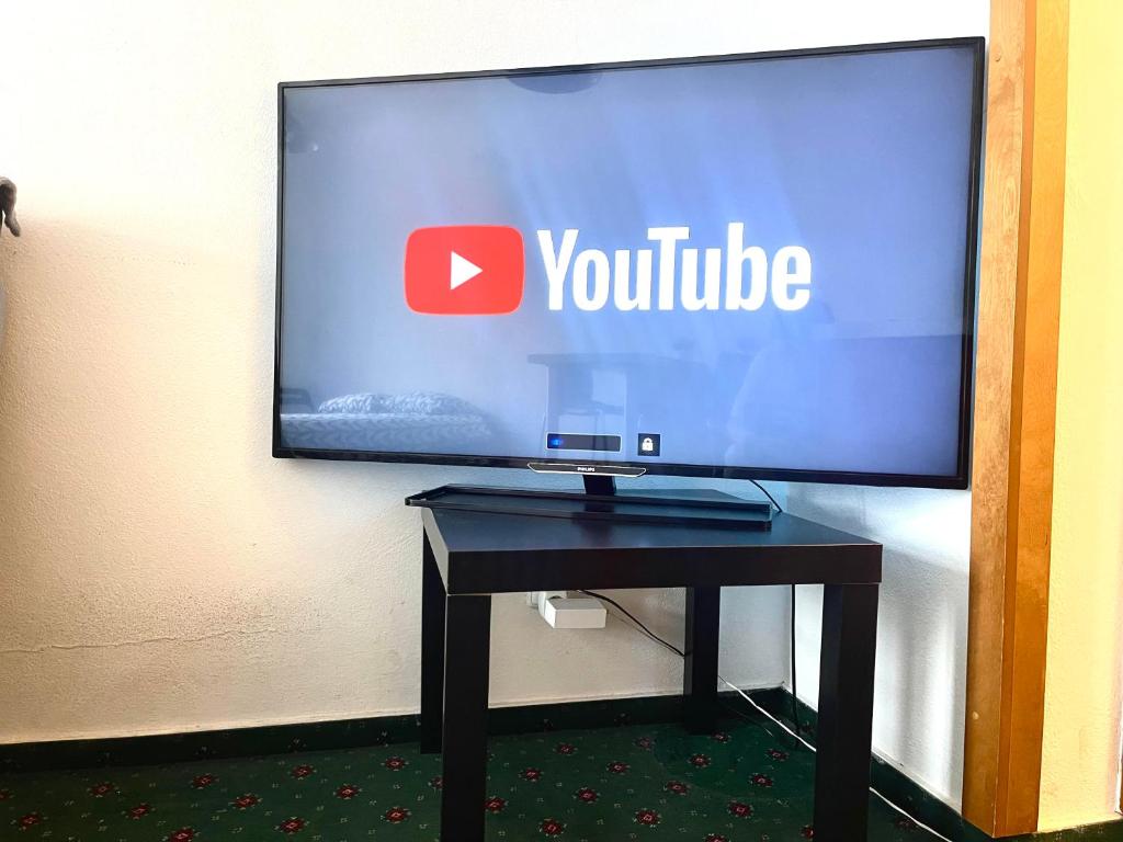 TV a/nebo společenská místnost v ubytování Centrum Bohemia Studio