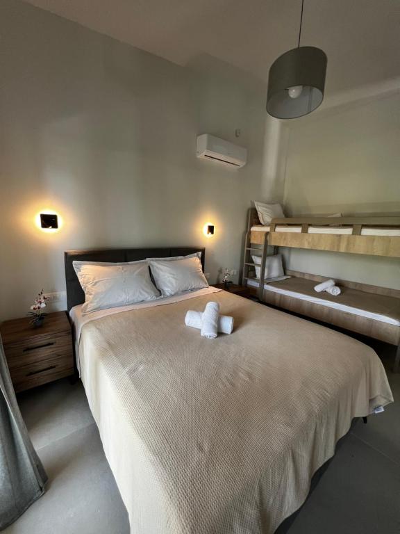 1 dormitorio con 1 cama grande y 2 literas en Naiades Villas Aigli, en Ladharió