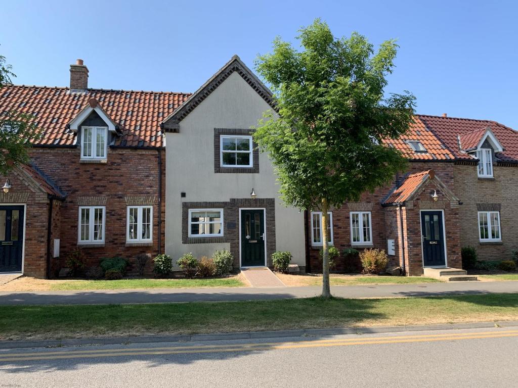 Family Tides at The Bay Filey, sleeps 5-6, 2 dogs welcome for free too - Housity