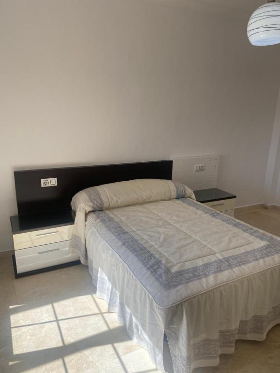 1 dormitorio con 1 cama y 2 mesitas de noche en Casa hasta 6 personas, en Carraca