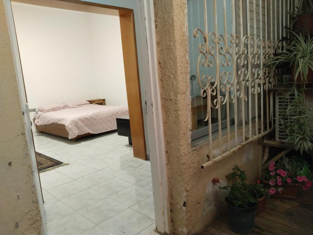 Cama ou camas em um quarto em דירת סטודיו בכרמל הירוק