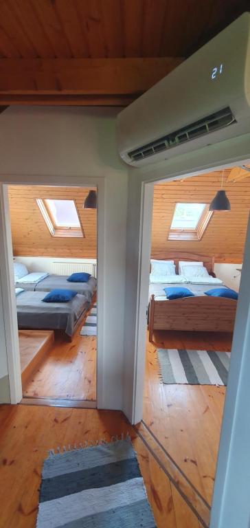艾傑克的住宿－Buborék Apartman - Etyek，带天窗的客房内设有几张床的房间
