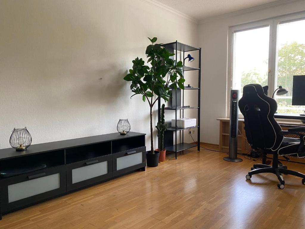 un ufficio con scrivania, sedia e pianta di Modern Studio Apartment in Berlin with Garden Near Sea a Berlino