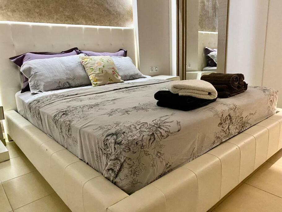 duże białe łóżko z dużym lustrem w obiekcie Harmony by the Sea w Chalkidzie