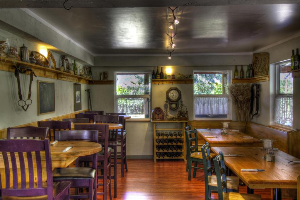 Restaurace v ubytování Crowsnest Vineyards Guesthouse