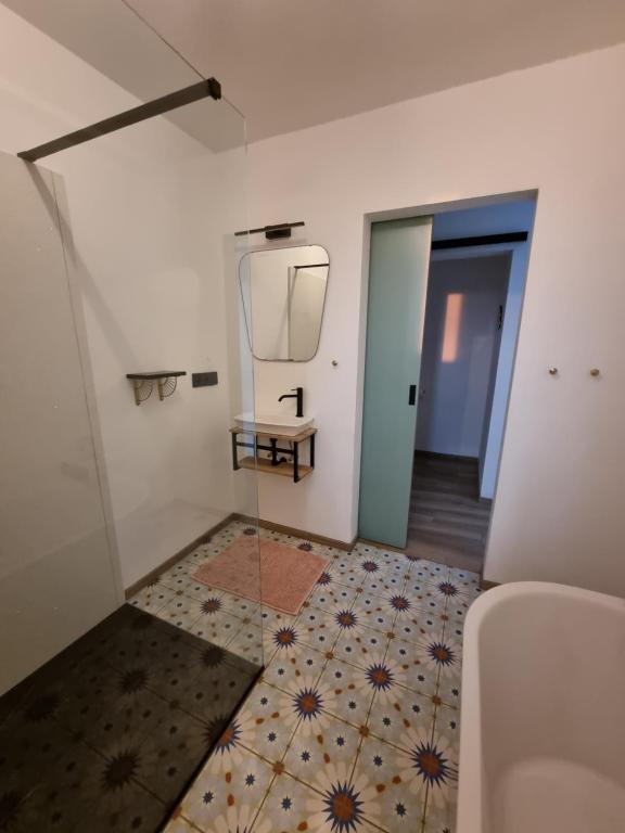 Postel nebo postele na pokoji v ubytování Cerf, ouvre-moi B&B