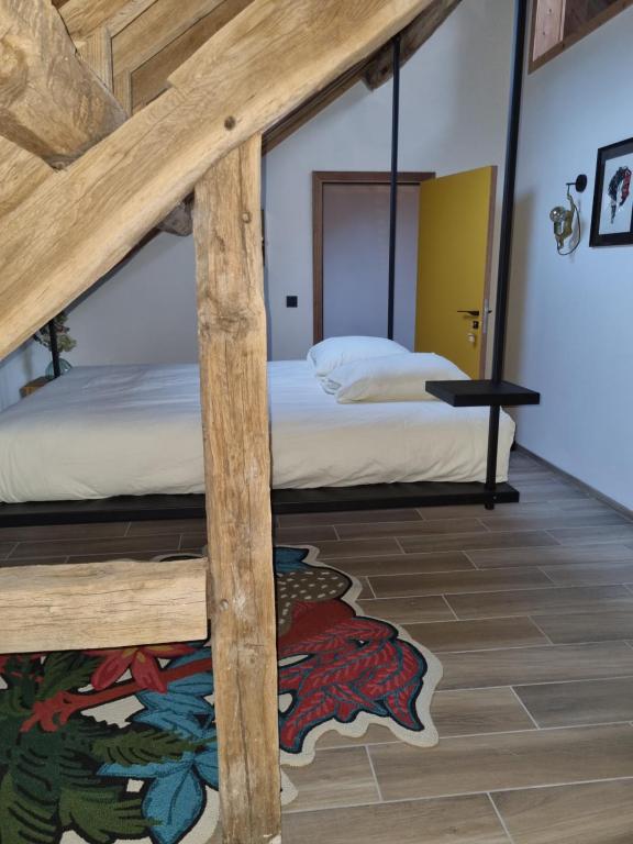Postel nebo postele na pokoji v ubytování Cerf, ouvre-moi B&B