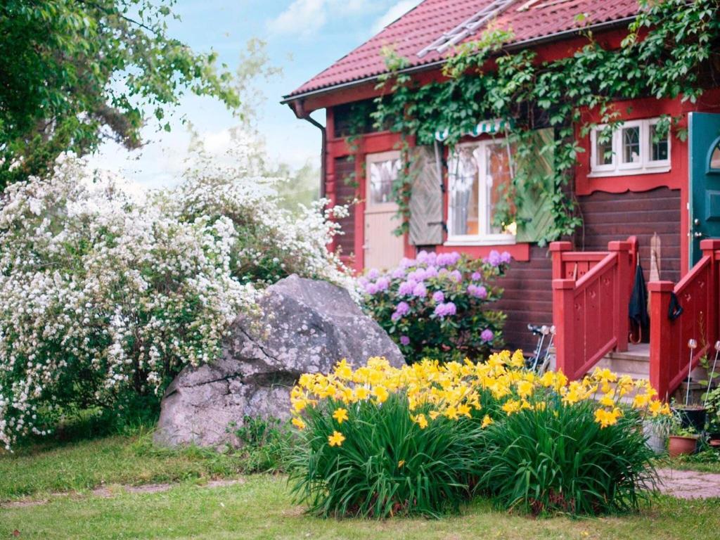 una casa roja con flores delante en Holiday home Djursholm, en Danderyd