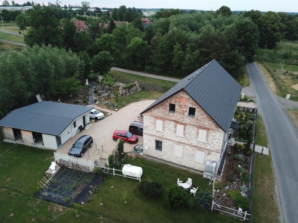 Budova, kde se farma nachází