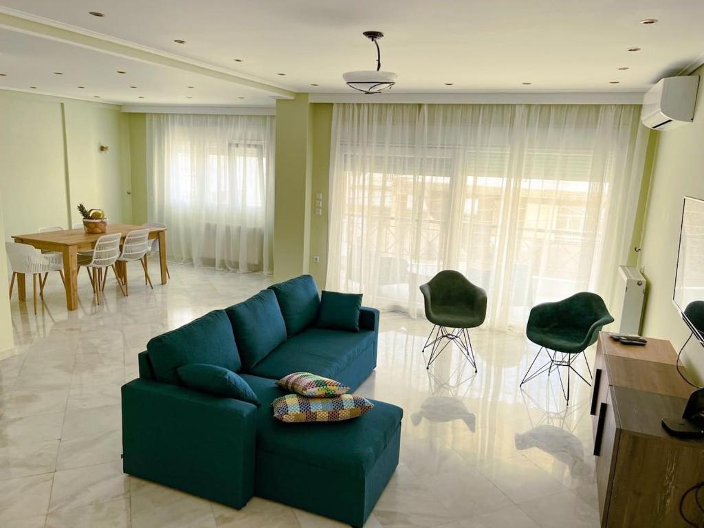 sala de estar con sofá azul y mesa en Down town villa Kavala, en Kavala