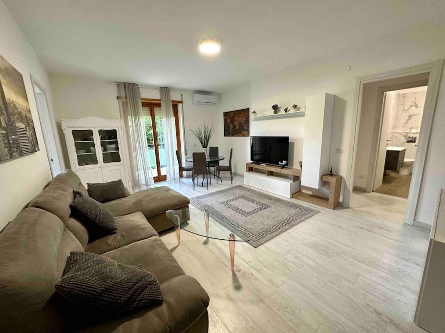 ein Wohnzimmer mit einem Sofa und einem TV in der Unterkunft Appartamento Luminoso Domus EUR in Rom