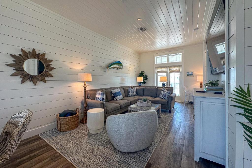 Spacious Townhome w Rooftop Patio & Boardwalk to Beach, Port Aransas