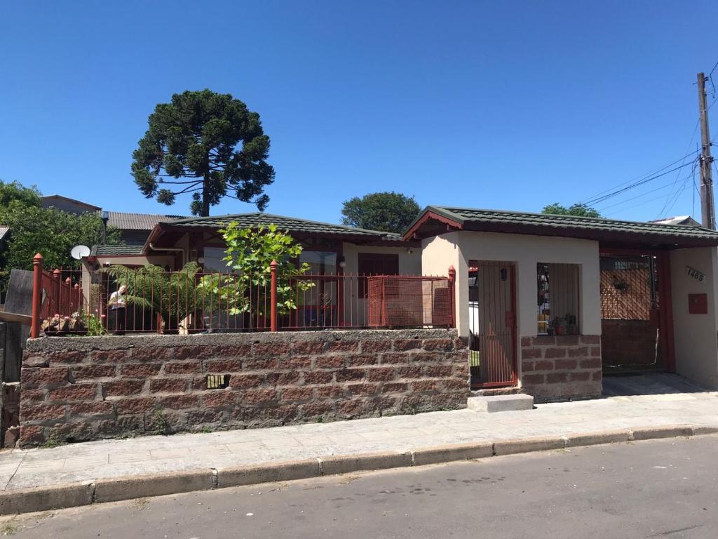 uma casa do lado da rua em Apartamento Erthal em Canela