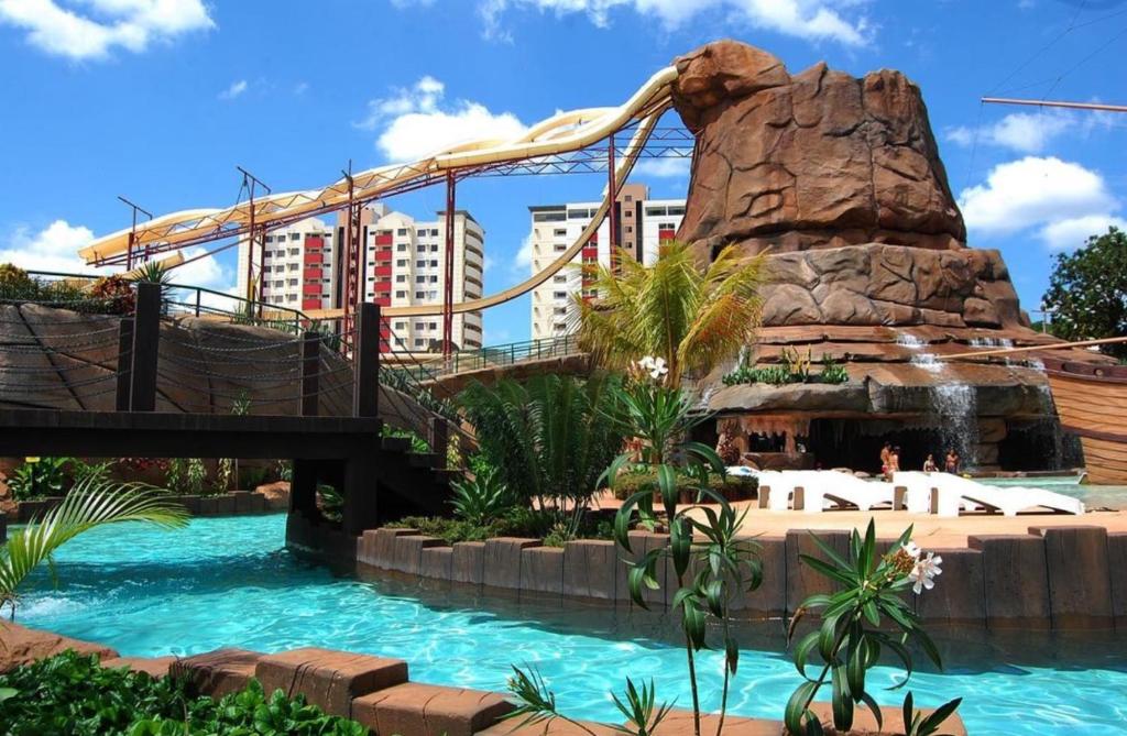 a slide in a water park at a resort at Spazzio Diroma Hospedagem com acesso gratuito no Acqua Park in Caldas Novas