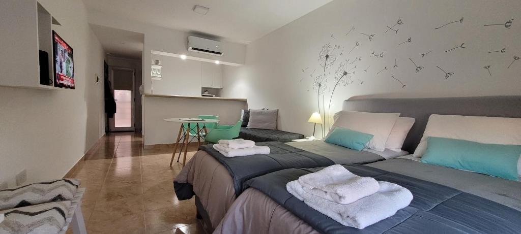um quarto com duas camas e uma mesa em Calle 10 - Monoambiente em La Plata