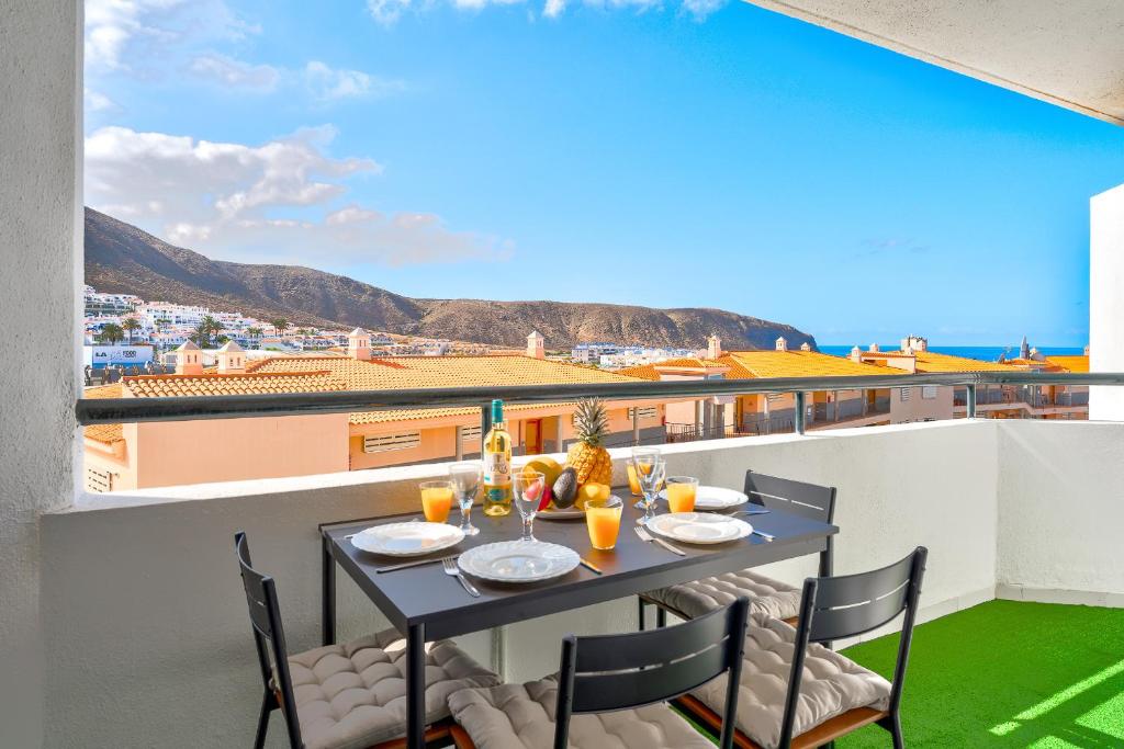 una mesa en un balcón con vistas al océano en Perfect Holiday Sea View Top Floor LosCristianos en Los Cristianos