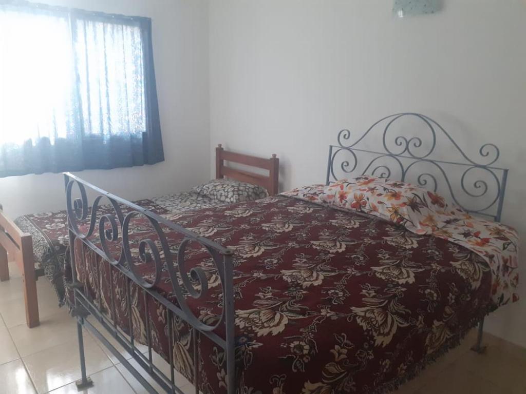 una camera da letto con un letto con un copriletto sopra di Mi Casa por los Caminos del Vino 