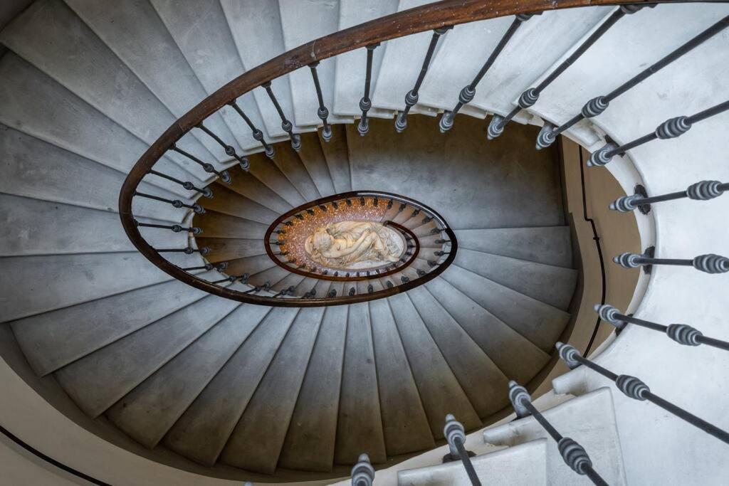 una scala a chiocciola con un leone in cima di Deliziosa Casa nel Centro di Bologna Palazzo Storico Zambeccari a Bologna