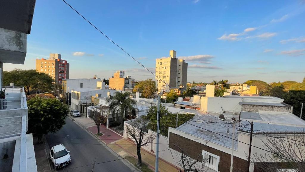 uma vista para uma cidade com edifícios e uma rua em Departamento Plumerillo 2 personas em Paraná