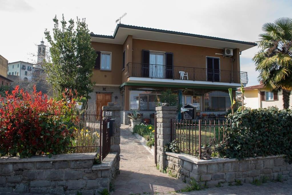 une maison avec une clôture devant elle dans l'établissement Casa Vacanze Mari, Paratico, à Paratico