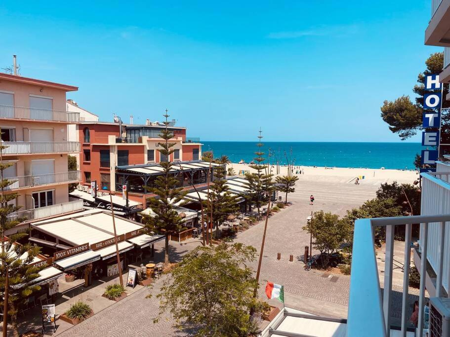 uma vista aérea de uma praia com edifícios e o oceano em Buena Vista Appartement en bord de mer em Argelès-sur-Mer
