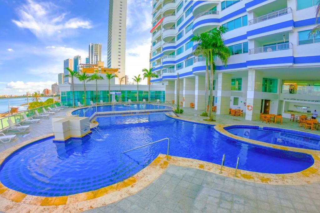 uma grande piscina em frente a um edifício em Apartamentos Palmetto - Frente al Mar em Cartagena de Indias