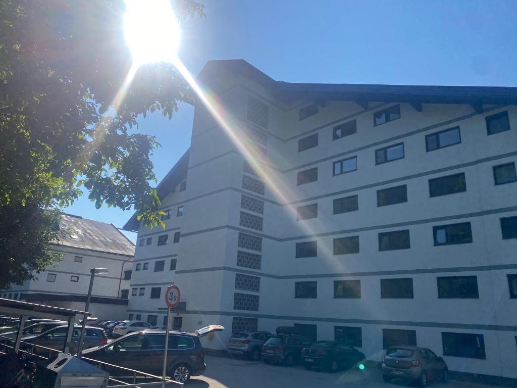 Un edificio con il sole che splende sopra di Appartment SIMONE mit Seeblick a Steindorf am Ossiacher See