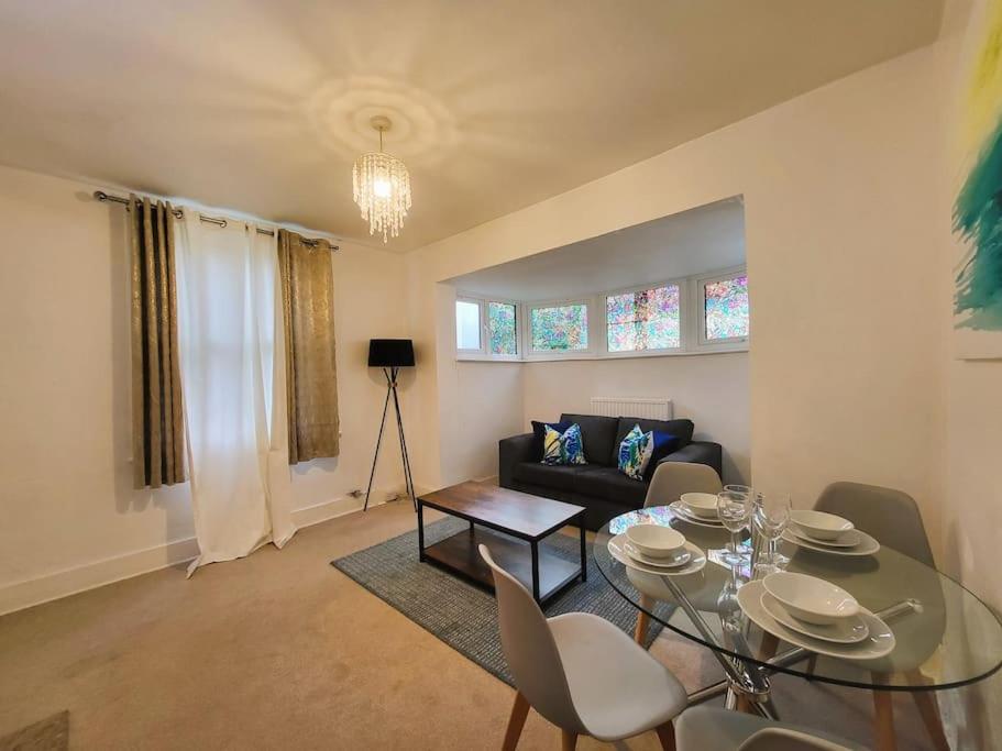 Madeley Road Apartment, London, Ealing, UK