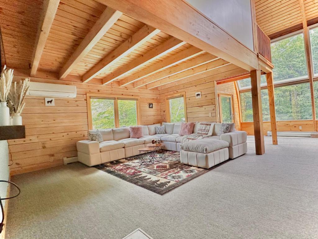 una sala de estar con sofás en una casa de madera en Big Bear Cabin, en Corning
