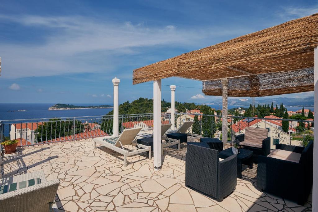 un patio con sillas y vistas al océano en Sea view house Cavtat, en Cavtat