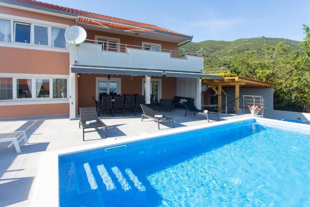 Πισίνα στο ή κοντά στο Modern apartment with heated pool&sea view
