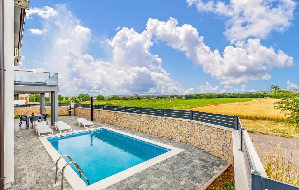 uma casa com uma piscina e uma cerca em Stunning Home In Pula With Outdoor Swimming Pool em Pula