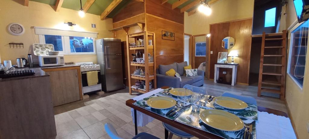 Il comprend une cuisine et un salon avec une table et des chaises. dans l'établissement Casa con hermosa vista a los cerros, à San Carlos de Bariloche
