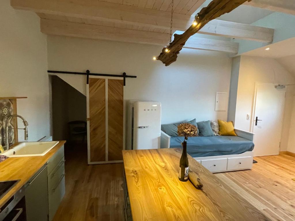 eine Küche mit einem Sofa in einem Zimmer in der Unterkunft Deichgraf Emden in Emden
