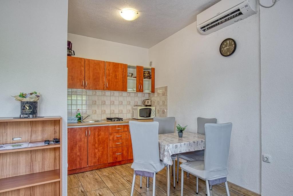 Kuchyň nebo kuchyňský kout v ubytování Apartments Danka with Shared Pool