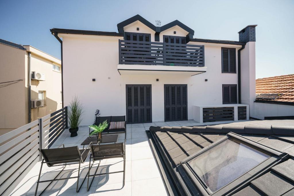 特里班的住宿－Vila MS，享有房屋景致的阳台