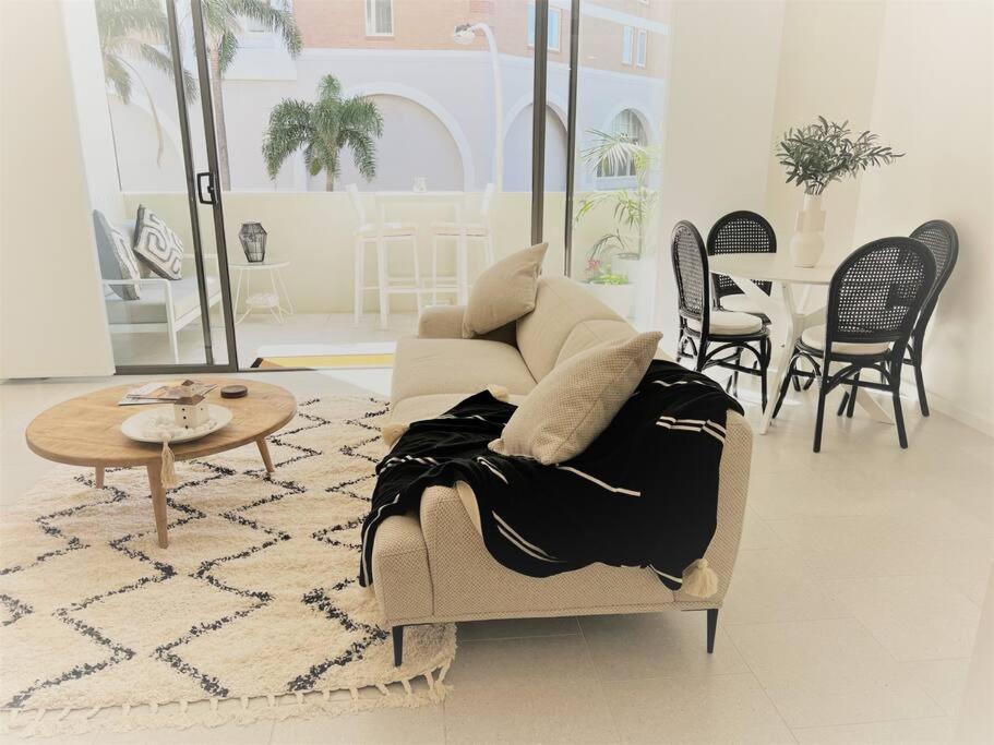 - un salon avec un canapé et une table dans l'établissement Nissaki@Terrigal - Luxury Studio Apartment, à Terrigal