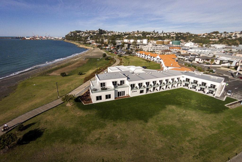 een luchtzicht op een huis naast de oceaan bij East Pier Hotel in Napier