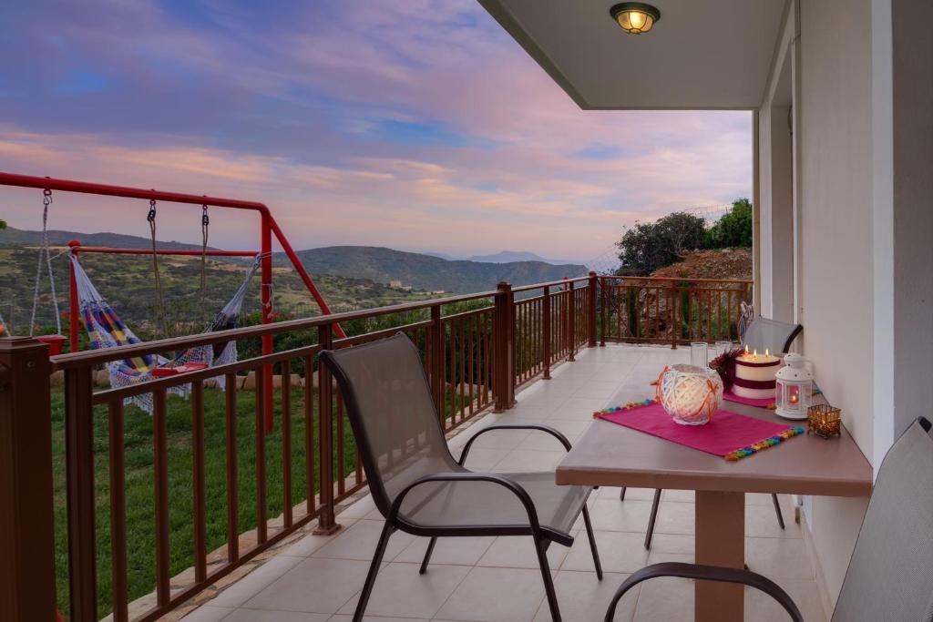 Balkón nebo terasa v ubytování Triopetra Luxury Villas Fournou Lago