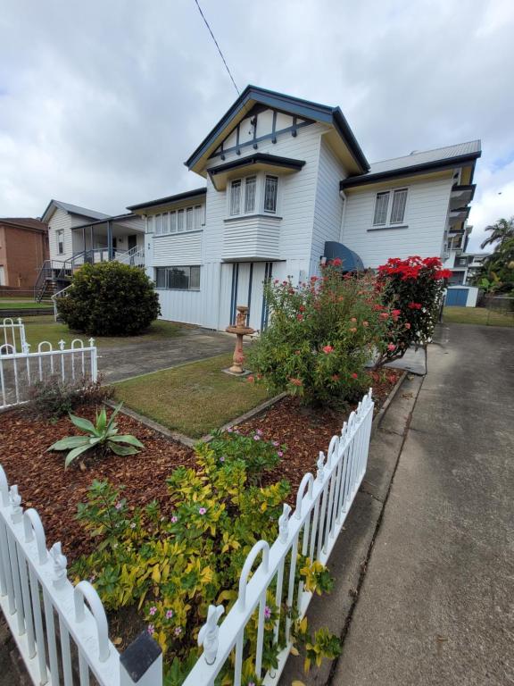 een wit hek voor een huis bij Spacious home close to CBD and Airport in Brisbane