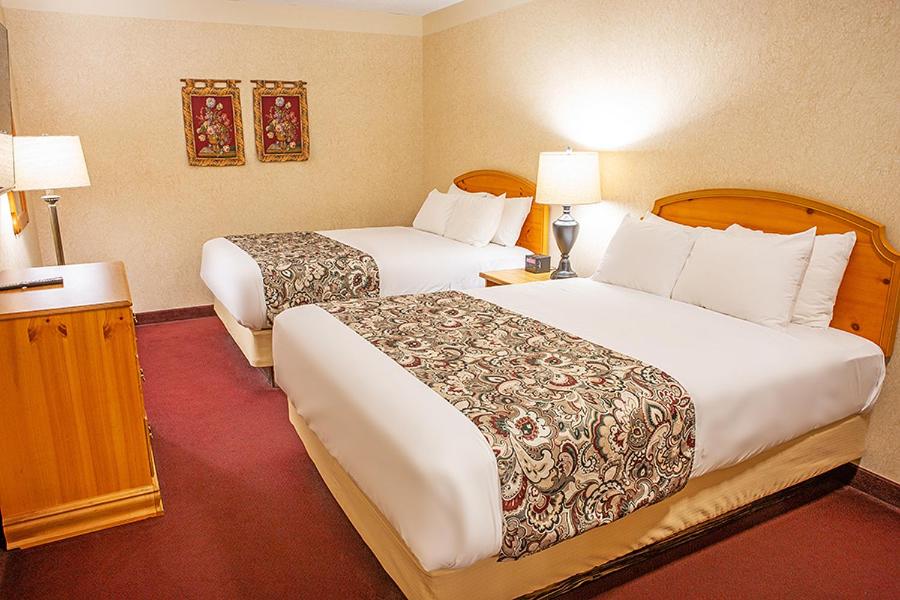 Habitación de hotel con 2 camas y 2 lámparas en Bavarian Inn Lodge en Frankenmuth