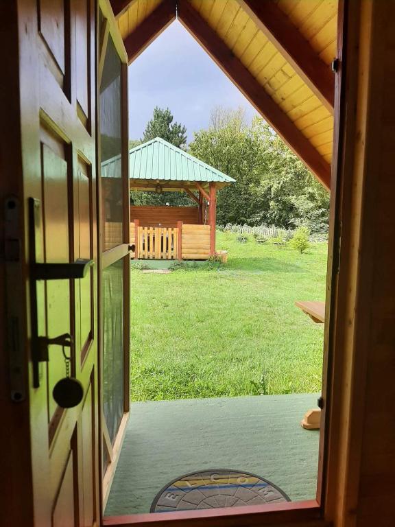 Zahrada ubytování Konaci Očeva Zemlja bungalovi Konaci Očeva Zemlja vikendica