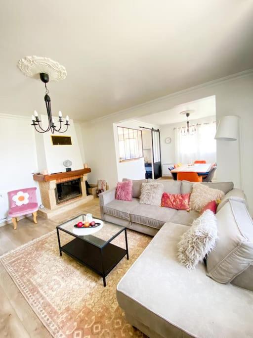 un salon avec un canapé et une table dans l'établissement #Maison de charme à Gargenville#, à Gargenville